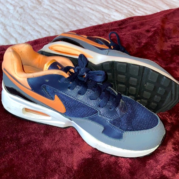 Size 7 Women’s Nike Air Max - Picture 1 of 3